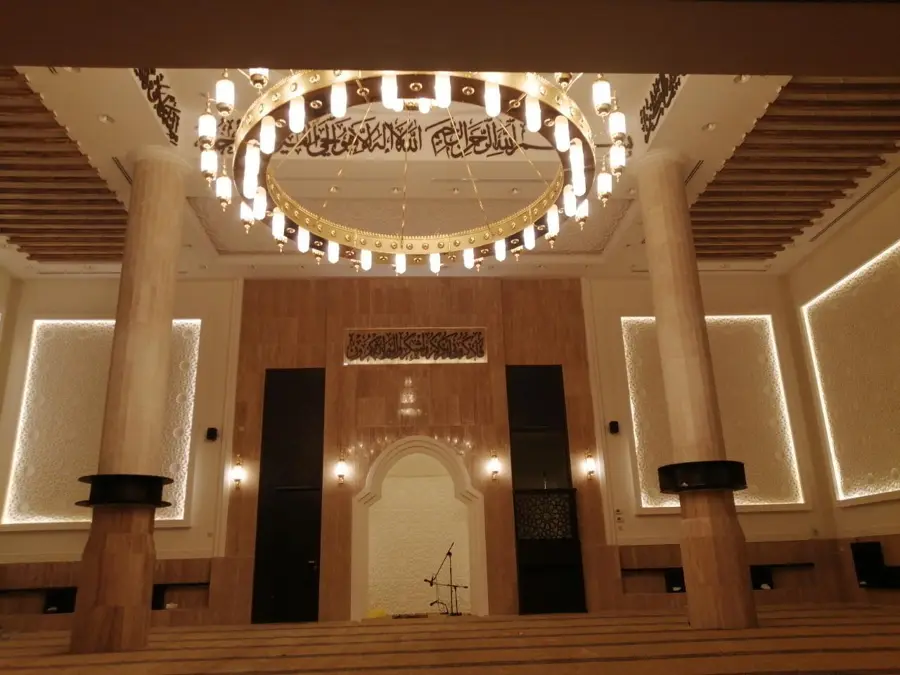 داخل مسجد بثريا وإضاءة