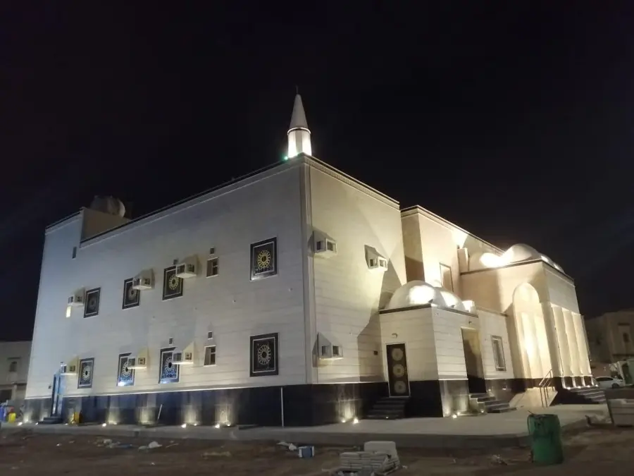 واجهة مسجد ليلاً