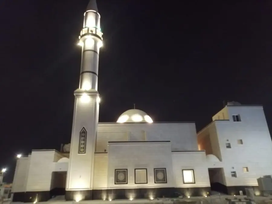 مسجد منفذ بإضاءة ليلية